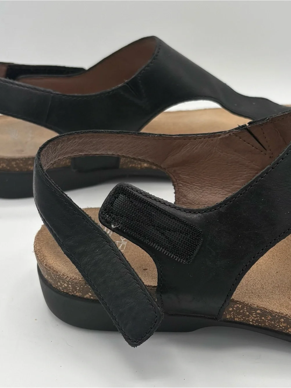 Dansko Reece Sandal Womens Size 8.5 Black Leather Thong Wedge Sandals Comfort